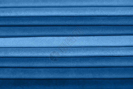 窗帘用纺织品样蓝色调的窗帘样品挂着室内面料的选择2020年色彩概念今背景图片