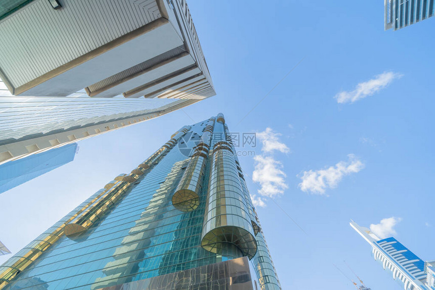 仰望高层办公楼摩天大楼蓝天金融区的建筑阿联酋迪拜市中心商业和技术概念背图片