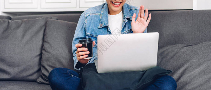 年轻的微笑快乐美丽的亚洲女在家里使用笔记本电脑工作和视频会议放松身心图片