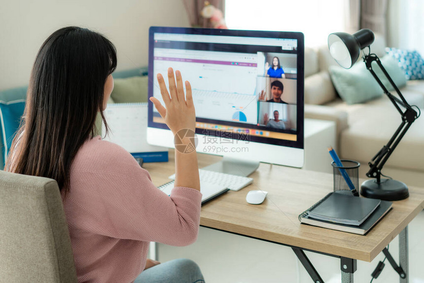 亚洲女商人在视频会议上向她的同事打招呼或告别多民族业务团队使用计算机在视频通话中进行在线会议一群人在图片