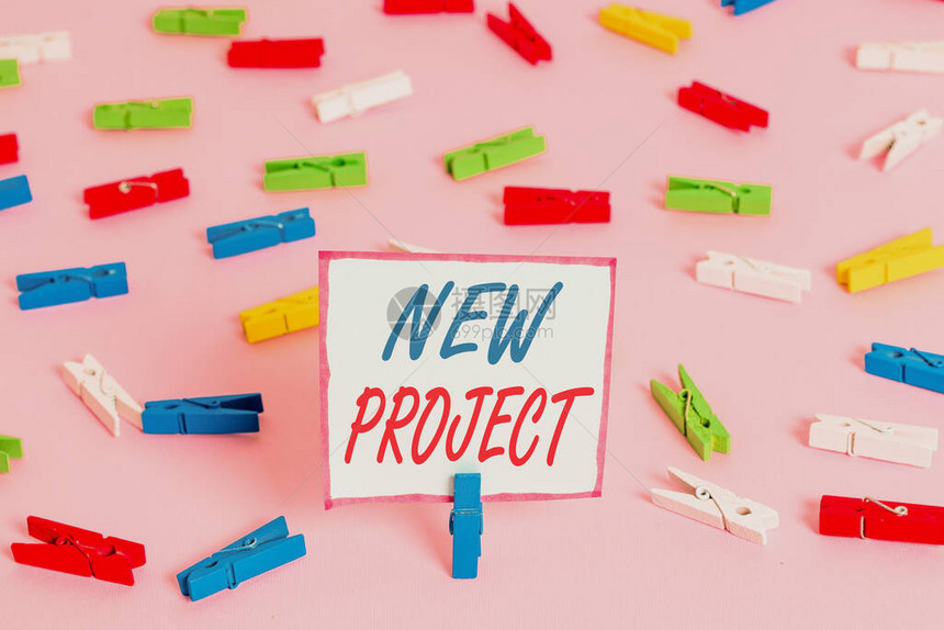 概念手写显示新项目概念意义计划在一段时间内执行的一组相互关联的任务彩色衣夹纸空提醒粉红图片