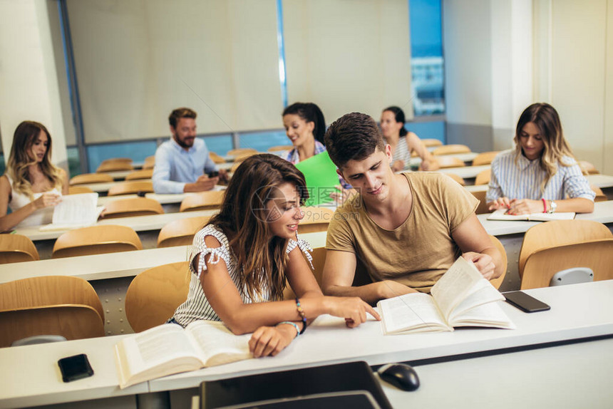 大学生在课堂上一起请访问InfoFin图片