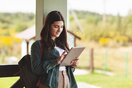 年轻女学生在大学或私立学校户外学习使用平板电脑图片