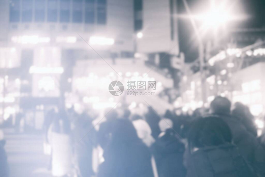 冬季夜晚过马路的人群模糊图片