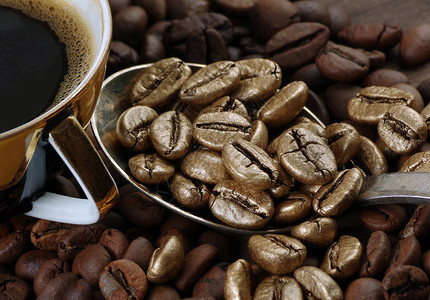 金咖啡豆和一杯咖啡奢华的概念非同寻常勺子里的咖啡豆咖图片