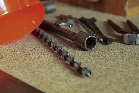 建筑工具在木背景上安装铁钻扳手图片