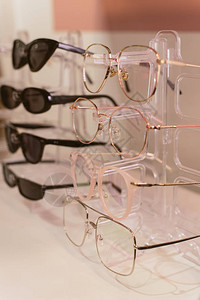 店内陈列的眼镜图片
