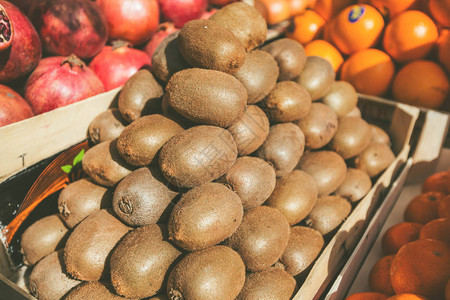当地农民市场上的Kiwifruit健康水果在市场摊位上堆图片