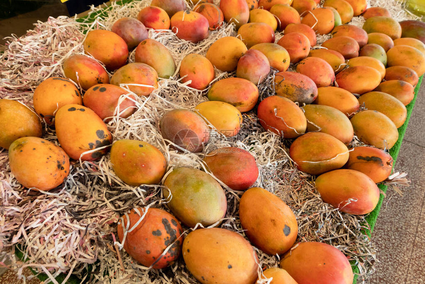 传统市场的芒果堆图片