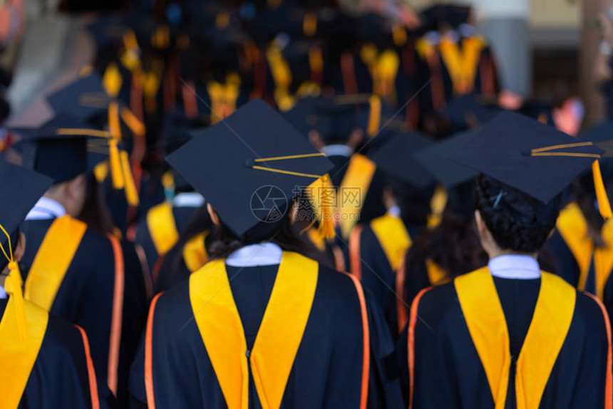 毕业生在毕业典礼上获得文凭学位证书的回顾和软选择重点图片