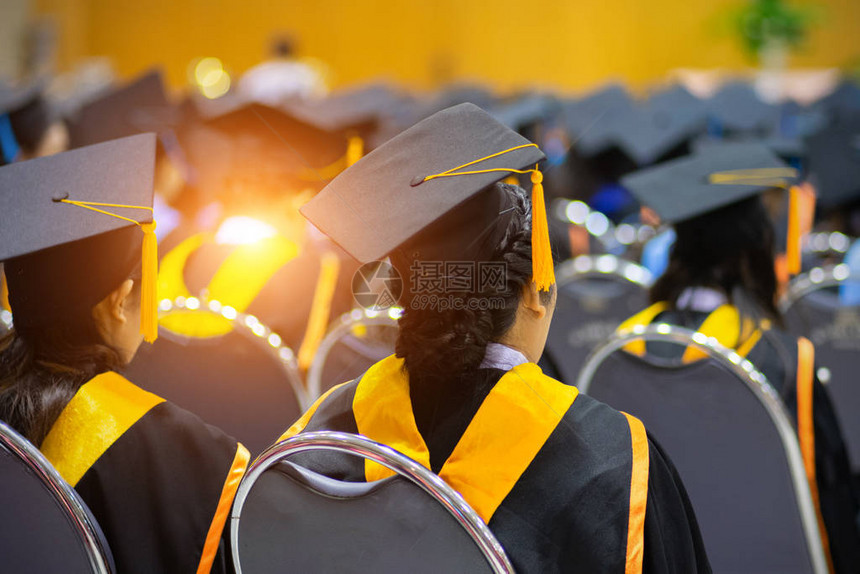 在毕业典礼上接受文凭学位证书的毕业生的软选择图片