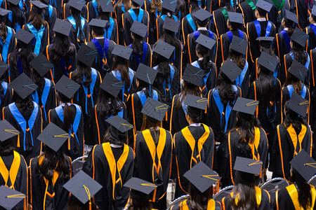 毕业生在毕业典礼上获得文凭学位证书的回顾和软选择重点背景图片