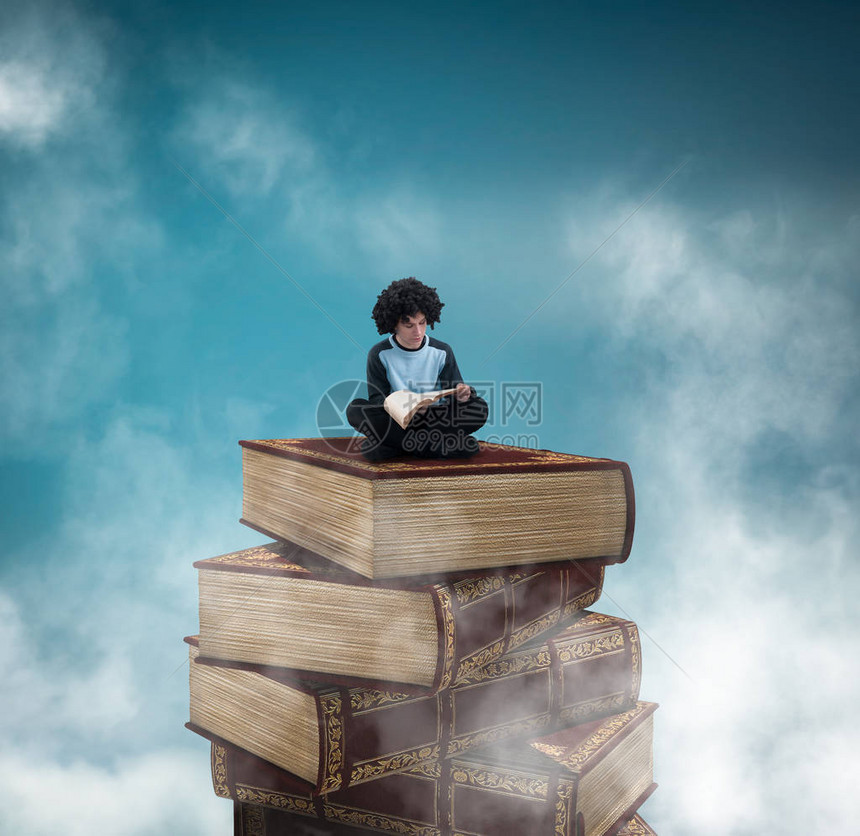 年轻人在天上的书塔上看书图片