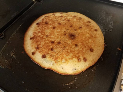 在热烤盘或炉子上烹饪煎饼图片