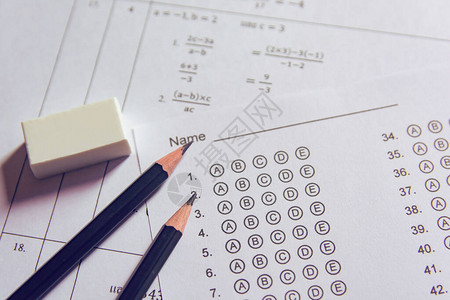 答案纸或标准化考试表格上的铅笔和橡皮擦图片
