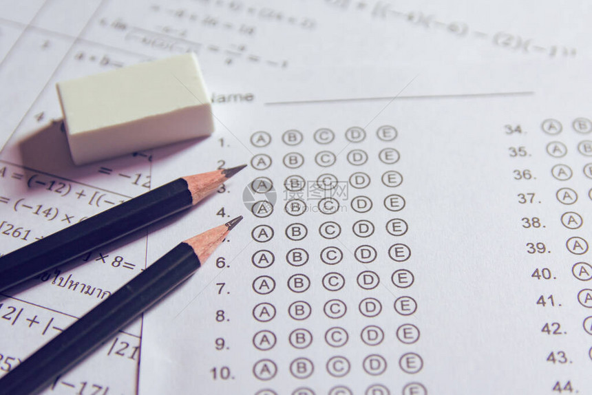 答案纸或标准化考试表格上的铅笔和橡皮擦图片