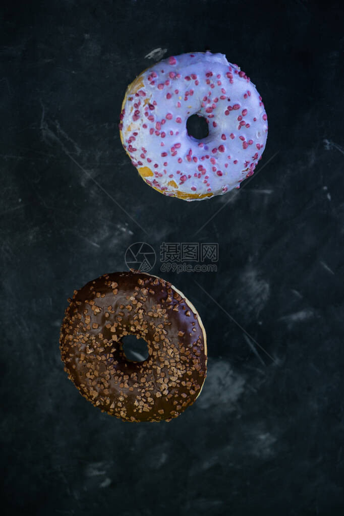 悬浮甜圈配巧克力和蓝莓糖衣图片