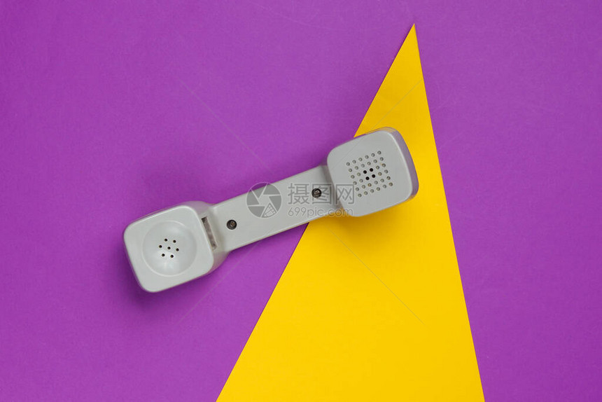 3个关于有几何形状的彩色纸面背景的Retro电话收听器流行文图片