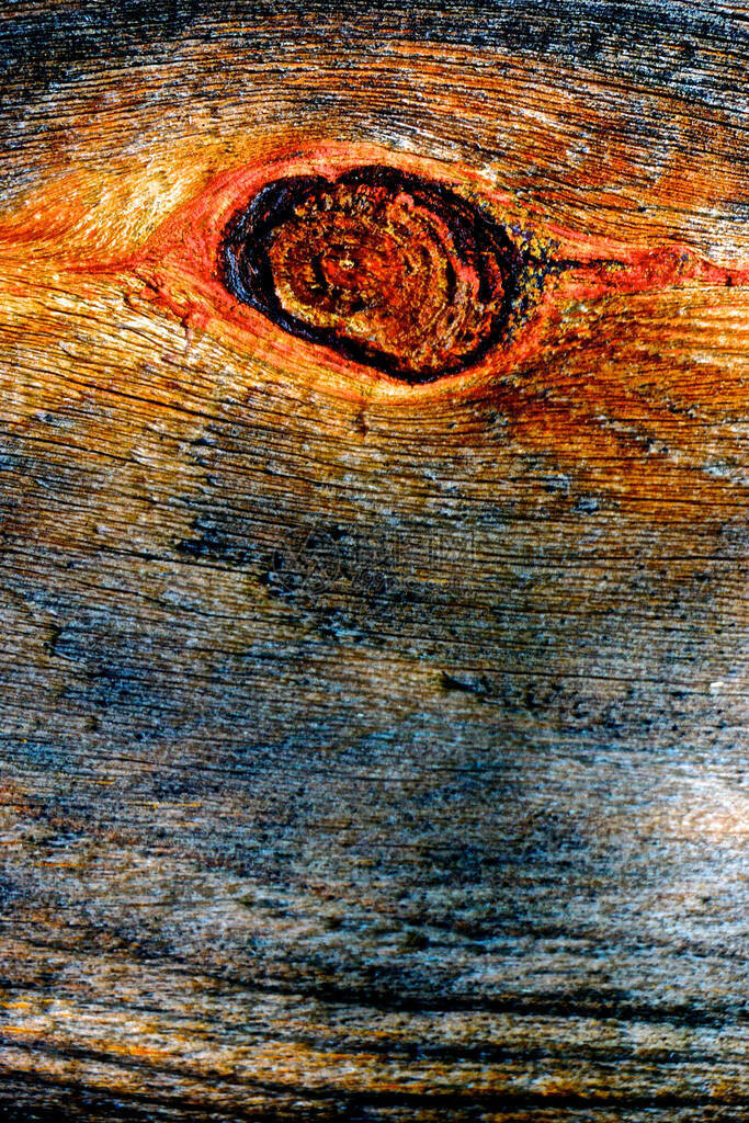 在未完成的原始的风化的木材上紧贴着一个结洞揭示了粗糙纹理图片