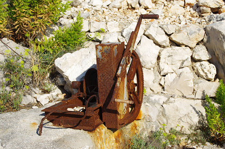一个生锈的轮子在老旧腐蚀的图片