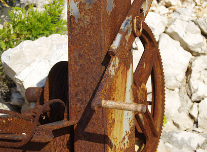 一个生锈的轮子在老旧腐蚀的图片