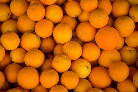 在市场特写背景的有机橙子图片