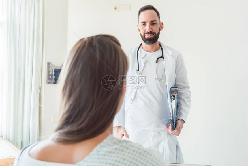 在医院看病人的医生患者图片