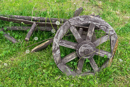 老木车轮旧马车上的轮子图片