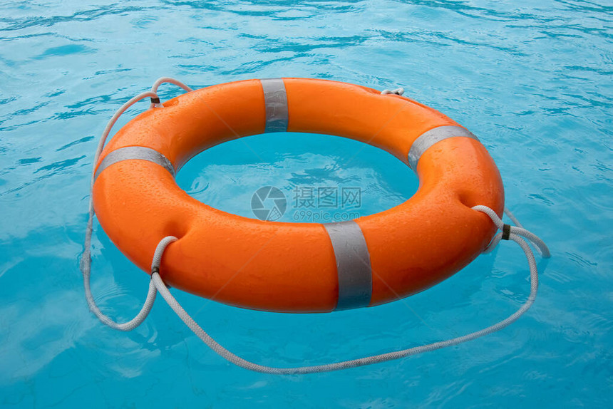 在海上的橙色救生圈在水上浮在水面上的救生圈海洋图片