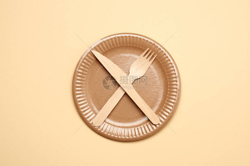 空棕色纸板和木刀和叉物体图片