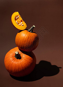 棕色背景上橙色南瓜的深色艺术照片平衡蔬菜秋收感恩节或万圣节的概念图片