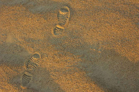 漂泊者鞋子上的黄沙痕迹背景