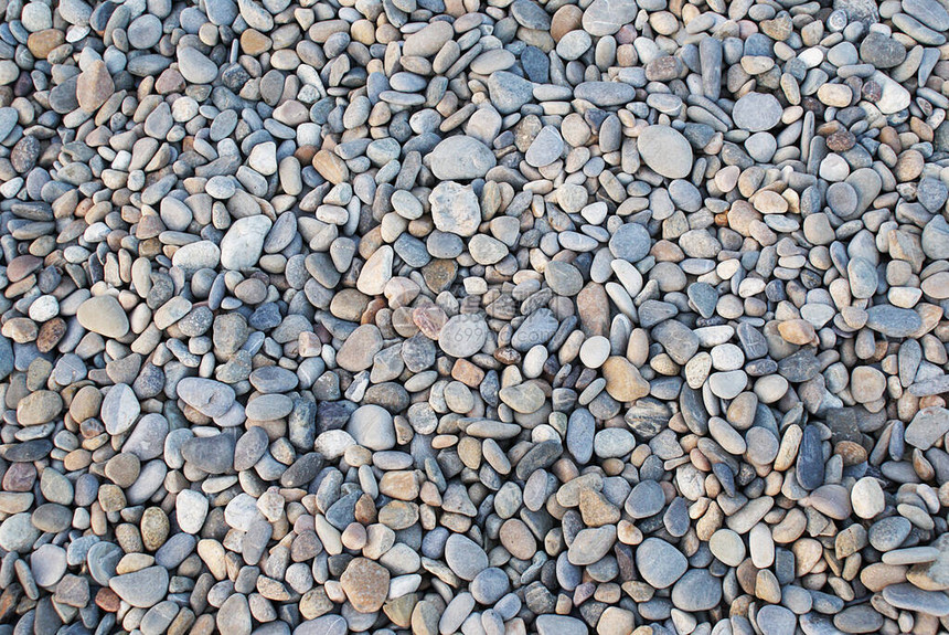 海边的石头沙滩上的图片