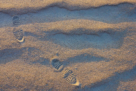 沙子自然质地鞋的松动轨道路行走路线从上方查看横图片