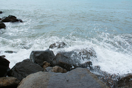 海浪在石块上和海图片
