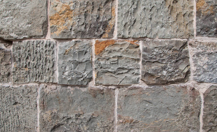 灰色和棕色混凝土块状可腐岩石图片