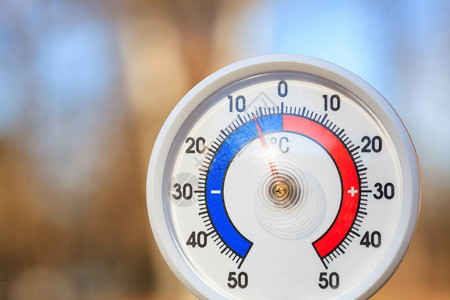 具有摄氏刻度的室外温度计显示冷负5度温图片