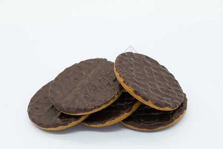 五块巧克力消化饼干堆积在白色背景上背景图片