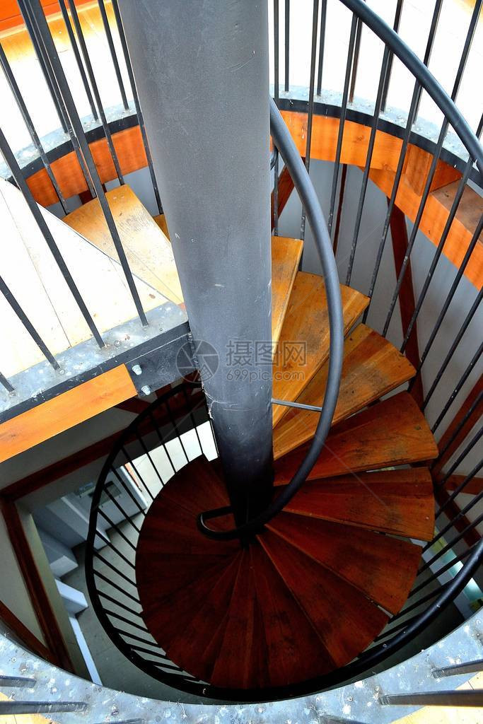 贝斯基山Tetrev望塔上的螺旋楼图片