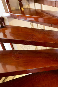 螺旋楼梯的深棕木制阶梯图片