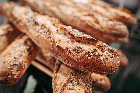 面包店新鲜出炉的法式长棍面包图片