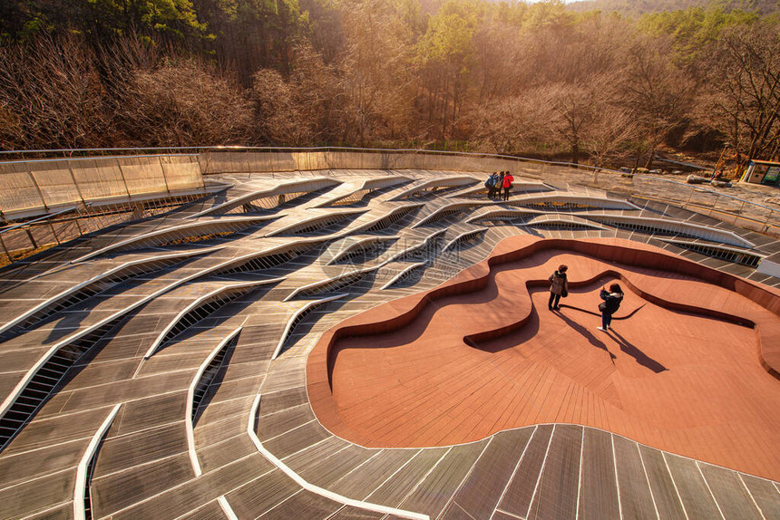 韩国安阳艺术公园日落时的走道建筑图片