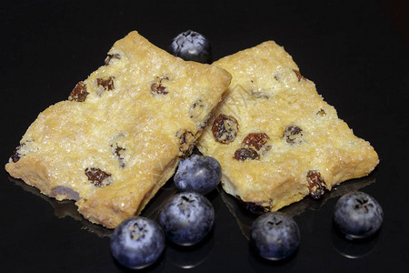 用蓝莓做的短面包饼干作为早餐的概念图片