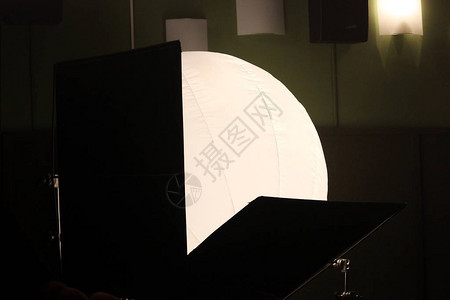 在电影拍摄期间三重球用于在电影室内图片
