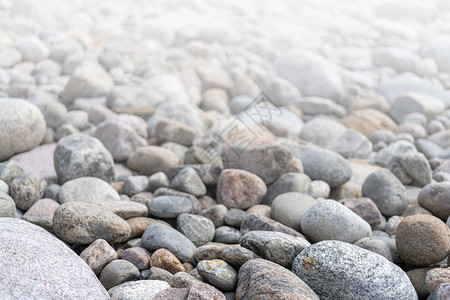 岸边的鹅卵石海岸上的圆石图片