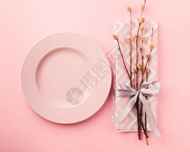 空盘子的褪色柳树枝节日餐巾用缎带系着图片
