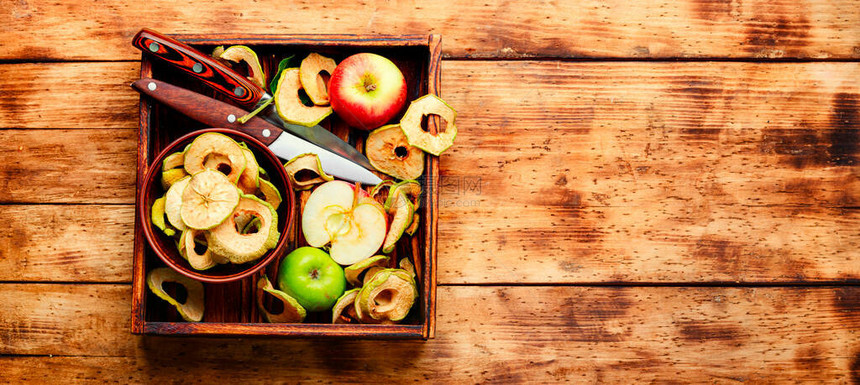 生锈木制背景的苹果薯图片