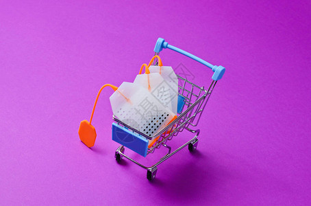 玩具购物小车里的茶袋紫色背图片