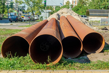 铺设污水的几根金属管子躺在街图片