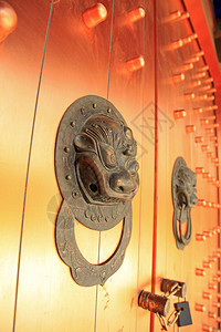 古代建筑铜门环象征吉祥和威严背景图片